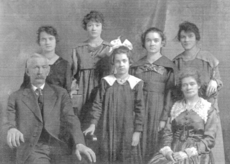 The Splans: (back) Sylva, Betty, Rita, Treva; (front) William, Ethel, Clarinda before 1918